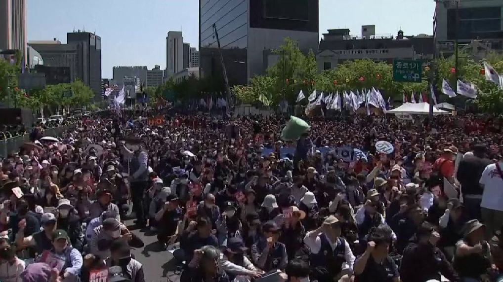 Miles de personas salen a la calle en Corea del Sur para exigir mejores salarios y condiciones laborales