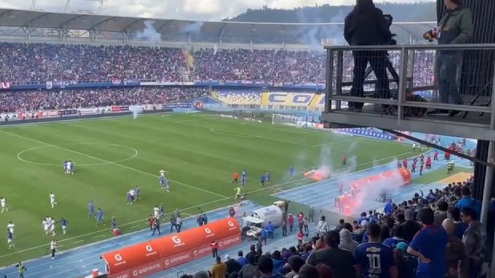 Suspenden un partido de fútbol en Chile tras salir heridas varias personas por el lanzamiento de bengalas desde la grada