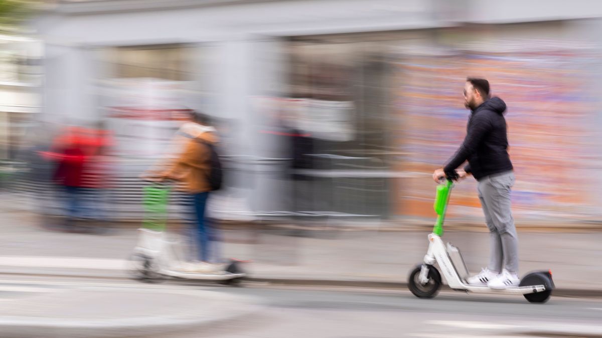 Una persona ajena a esta información circula en patinete eléctrico
