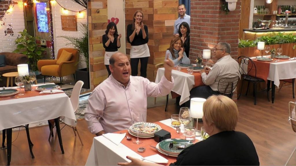 Valentín y Ángeles cantan juntos en el restaurante delante de todos