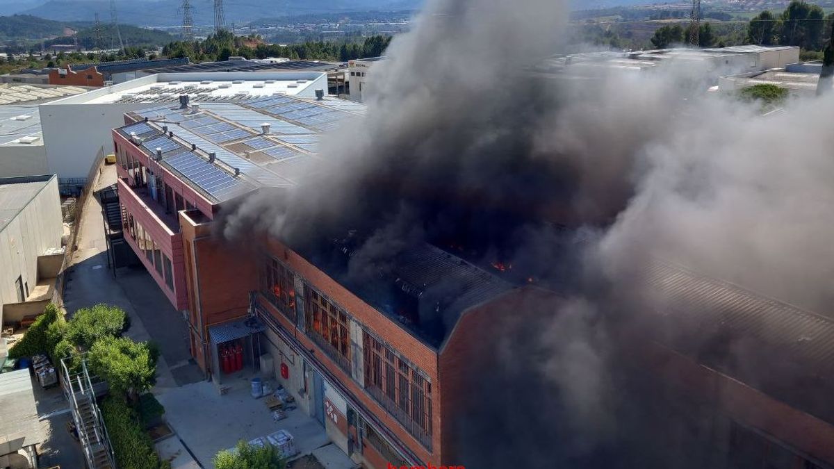 Incendio en una nave de almacenamiento en Rubí