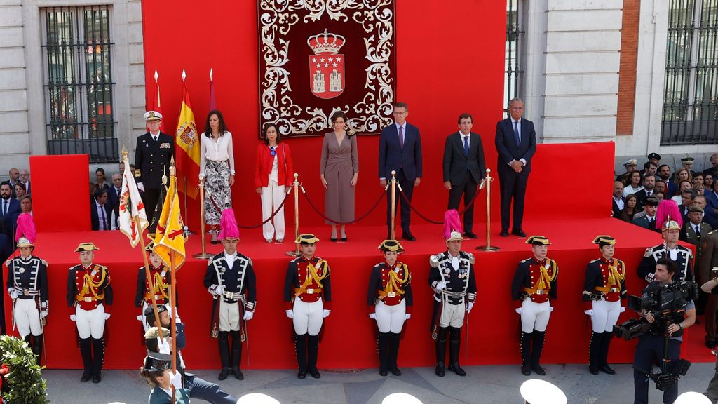 La presidenta madrileña, Isabel Díaz Ayuso, preside el acto cívico militar por el Dos de Mayo.