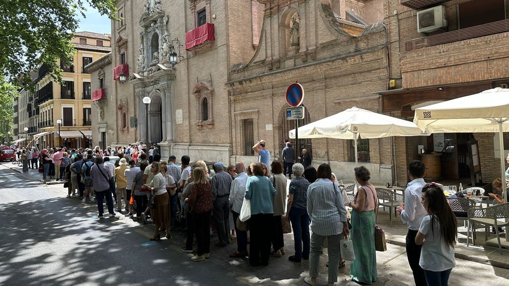 Larga cola de fieles en Granada para pedir a su Patrona que llueva contra la sequía