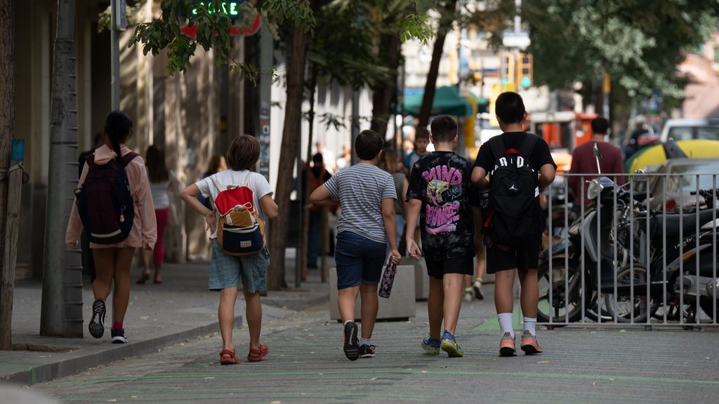 Varios niños en la calle Balmes de Barcelona