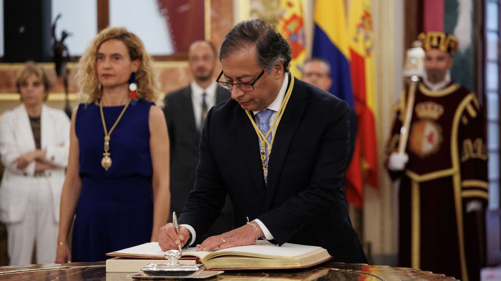 Petro ha firmado en el libro de honor del Congreso