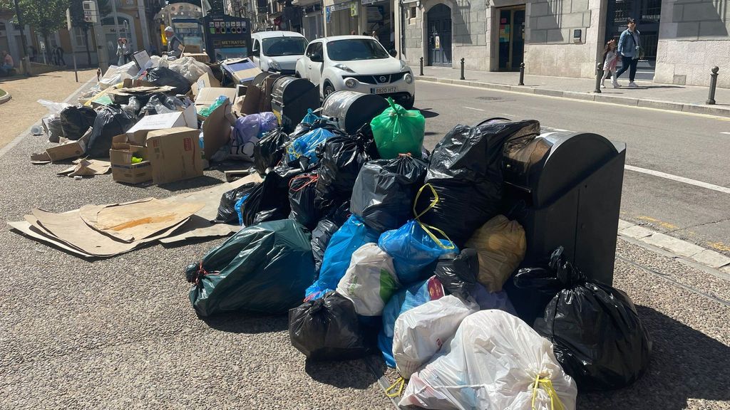 Calles llena de basuras en Figueres por la huelga indefinida