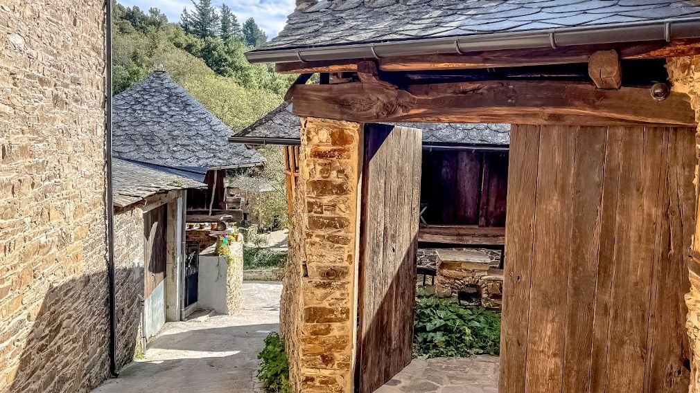 El alojamiento se encuentra en la aldea de Barcia, en Navia de Suarna.