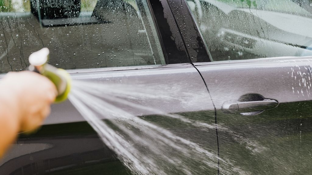 Lavar el coche durante la sequía, motivo de multa