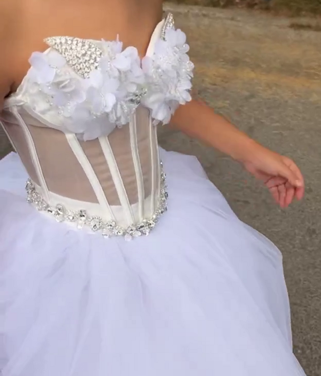 Los detalles del precioso vestido de Mimi