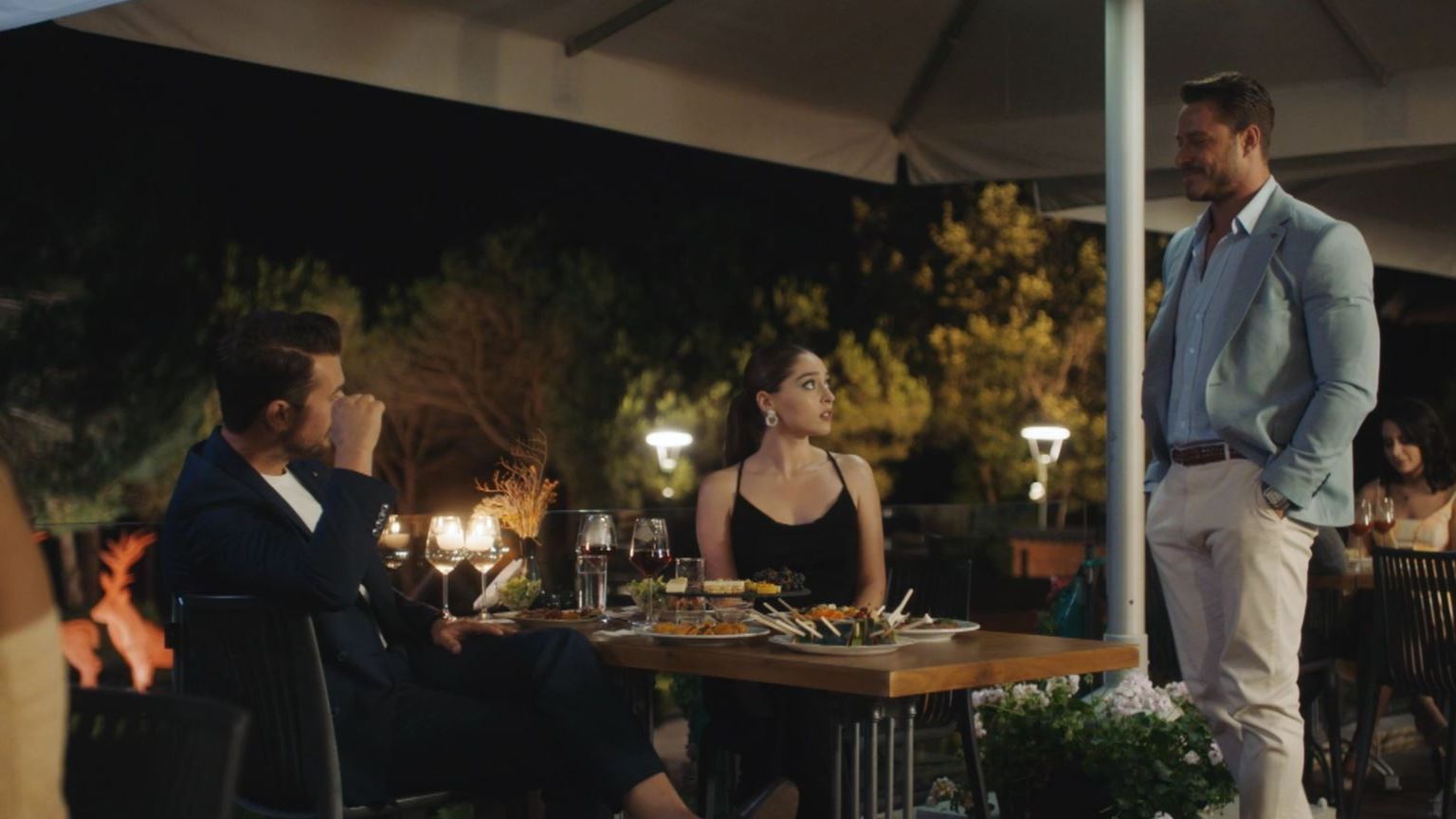 Emir, celoso al ver a Efsun con Ali