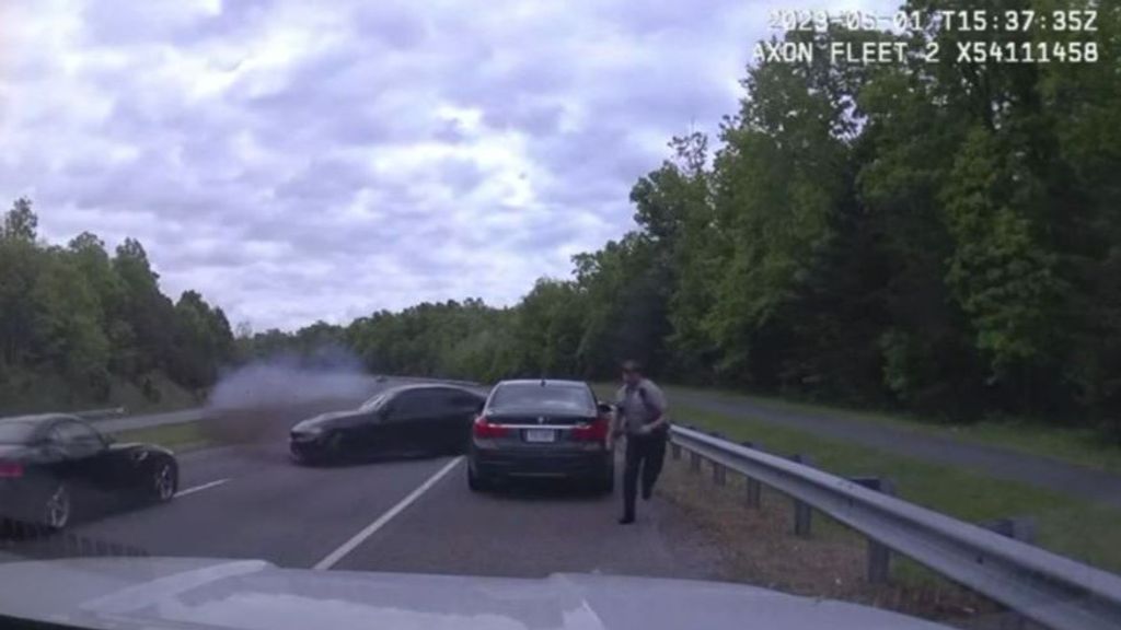 Un policía se salva de milagro de ser arrollado por un coche fuera de control conducido por un menor en EEUU