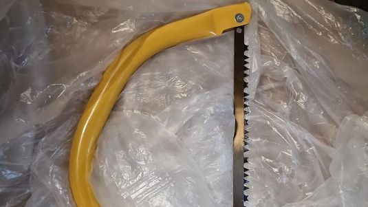 Alguna de las sierras encontradas en una habitación llena de plásticos.