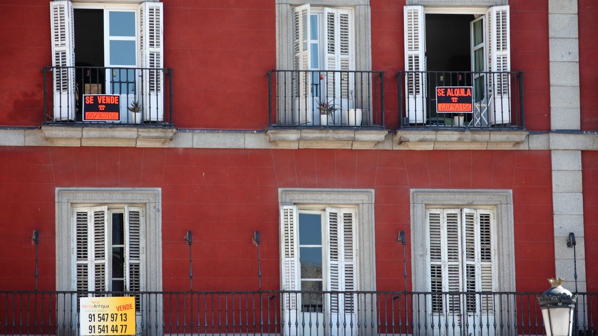 Carteles venta y alquiler de viviendas en un edificio en España