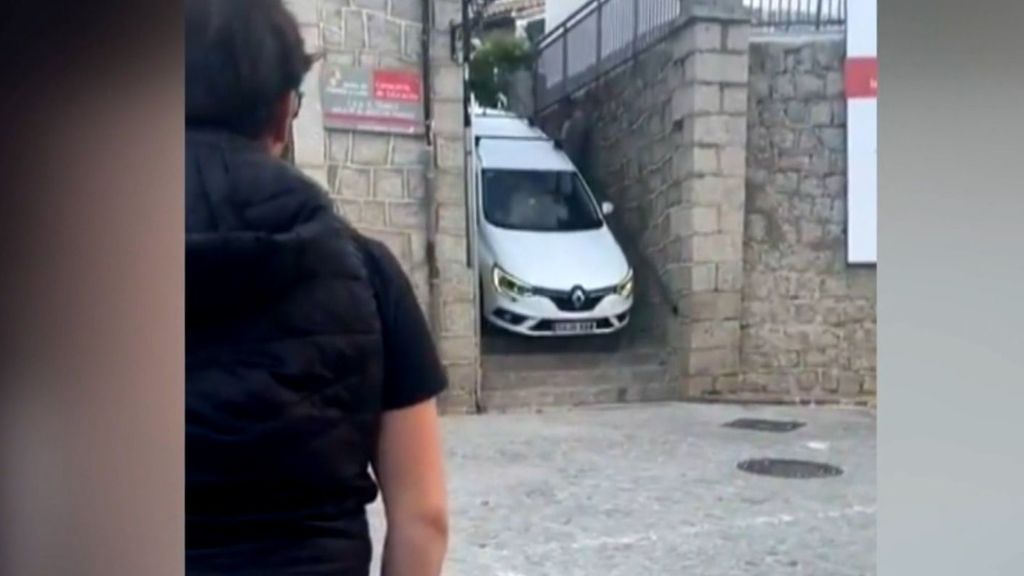 Un coche baja por las escaleras de un pueblo ante el estupor de los vecinos: "Lo va a romper"