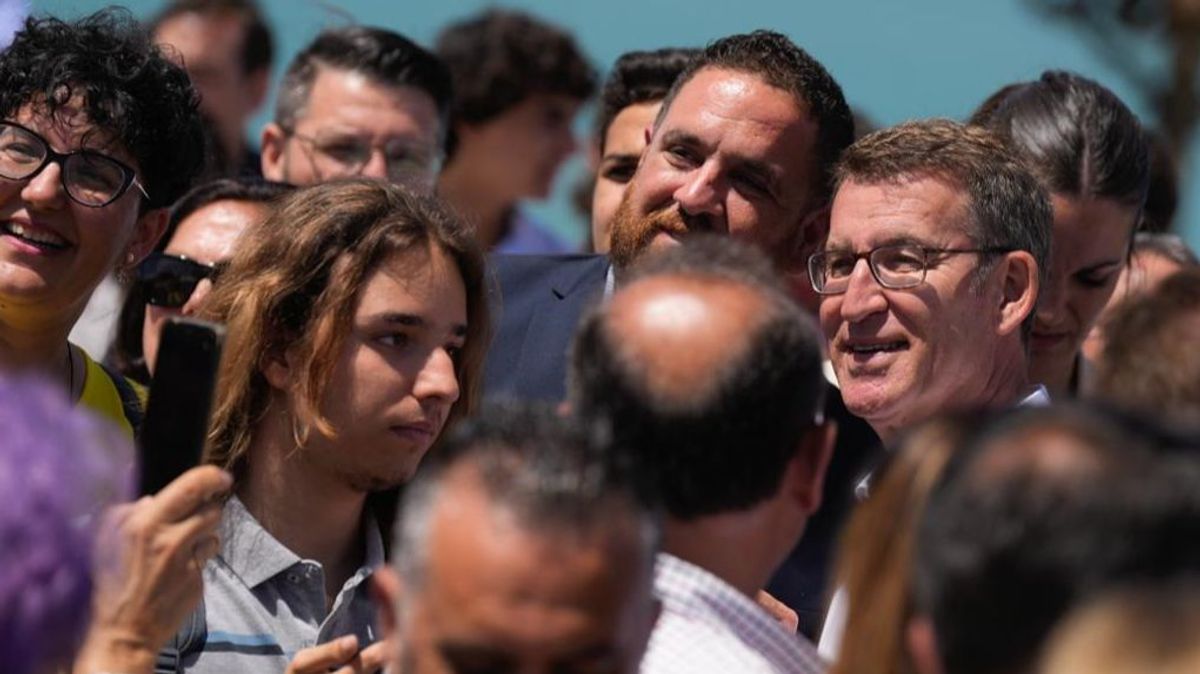 El presidente del PP, Alberto Núñez Feijóo, junto a simpatizantes hoy en Cádiz