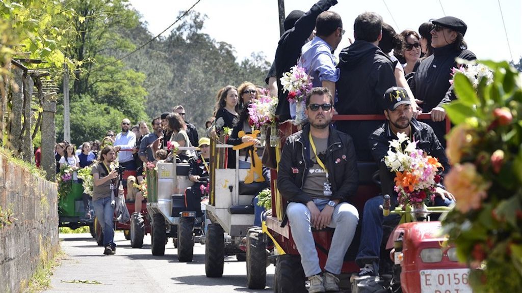 El público en chimpines por la aldea de Cans.