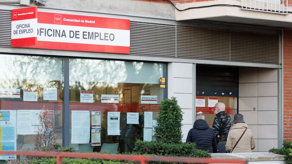 EuropaPress 5101513 varias personas esperan entrada oficina sepe abril 2023 madrid espana
