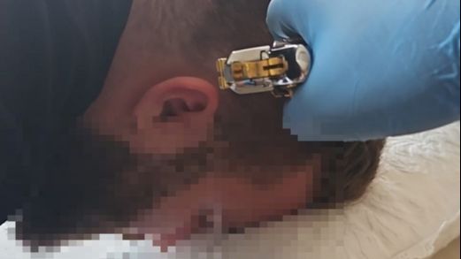 Foto del secuestrado con un arma apuntando a su cabeza con la que pedían un millón de euros para su liberación.