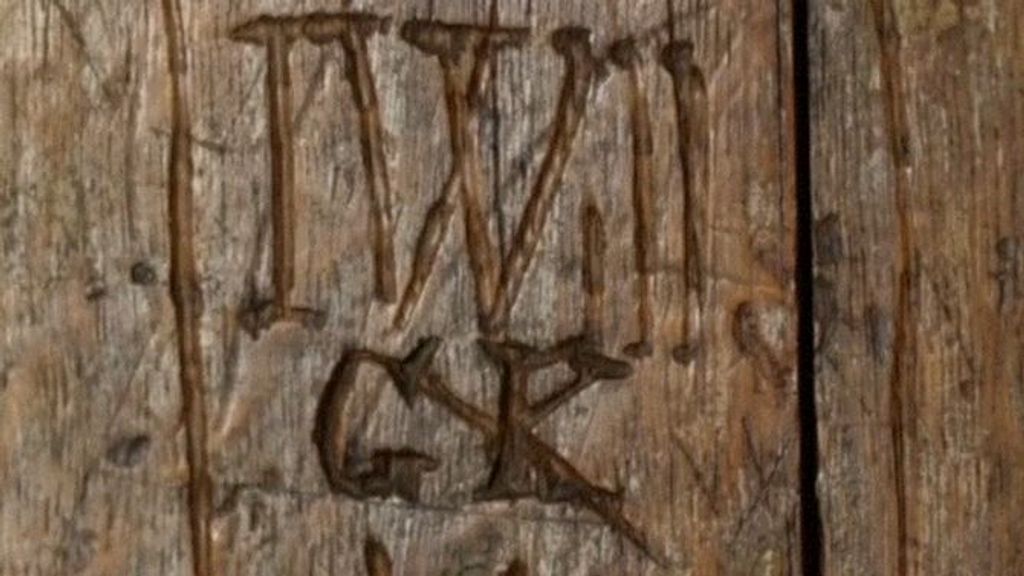 Grafitis en el trono de Carlos III