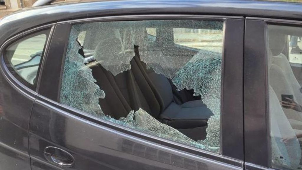 Imagen de un coche afectado por los disparos