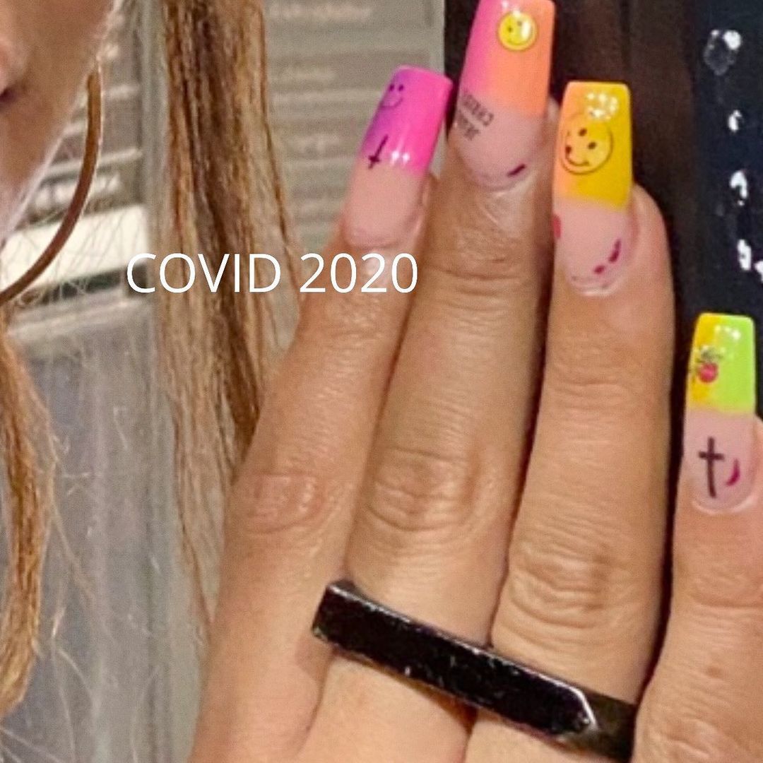 La colorida manicura de Berta durante la cuarentena