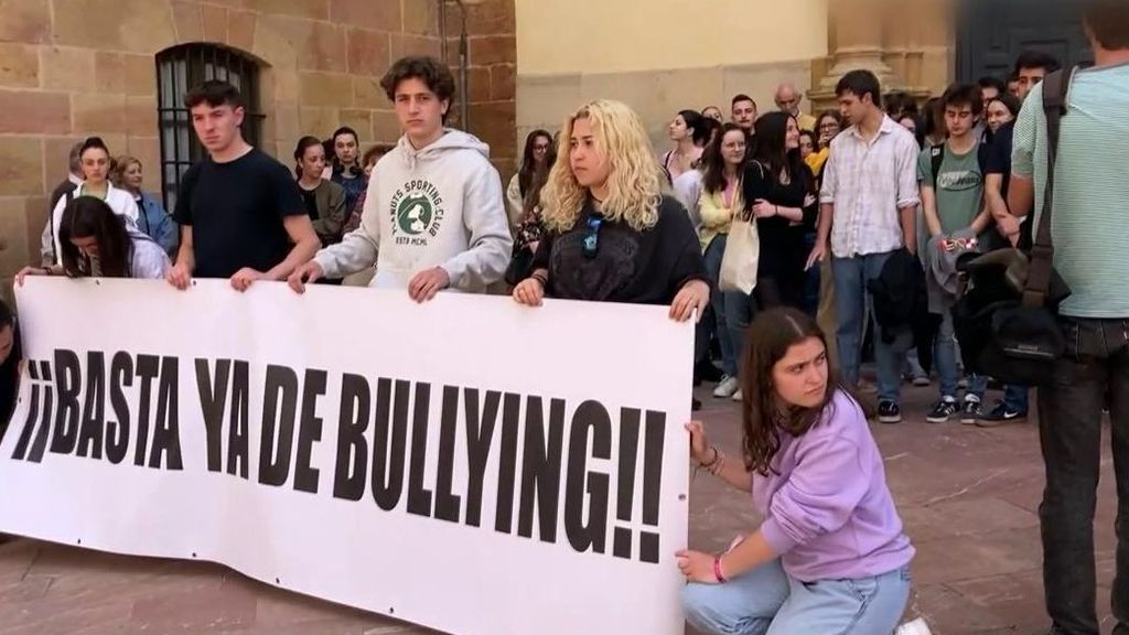 Minuto de silencio por Claudia, víctima del bullying, en la Facultad de Psicología de Oviedo