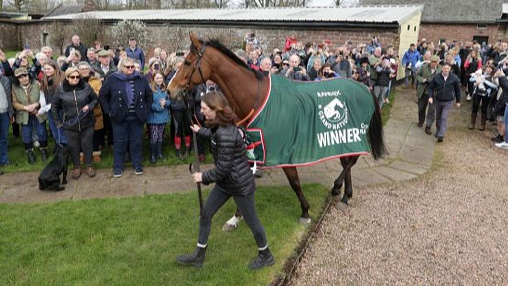 Randox, el caballo ganador del Grand National 2023 regreso a los establos de Arlary House