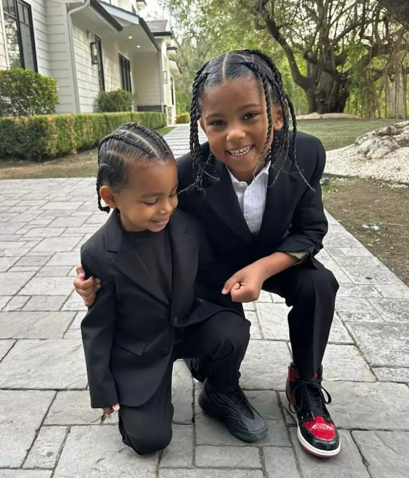 Saint y Psalm, vestidos de negro. FUENTE: Instagram de Kim Kardashian