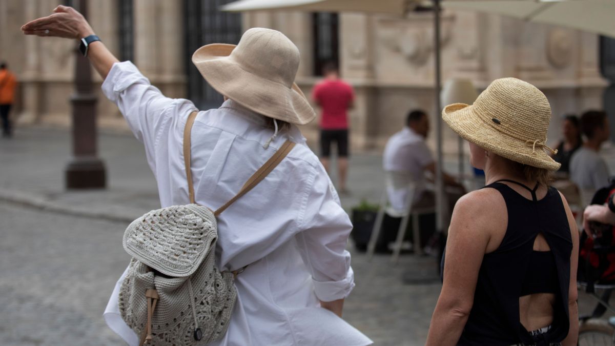 Turistas pasean por el centro de Sevilla, a 28 de abril de 2023