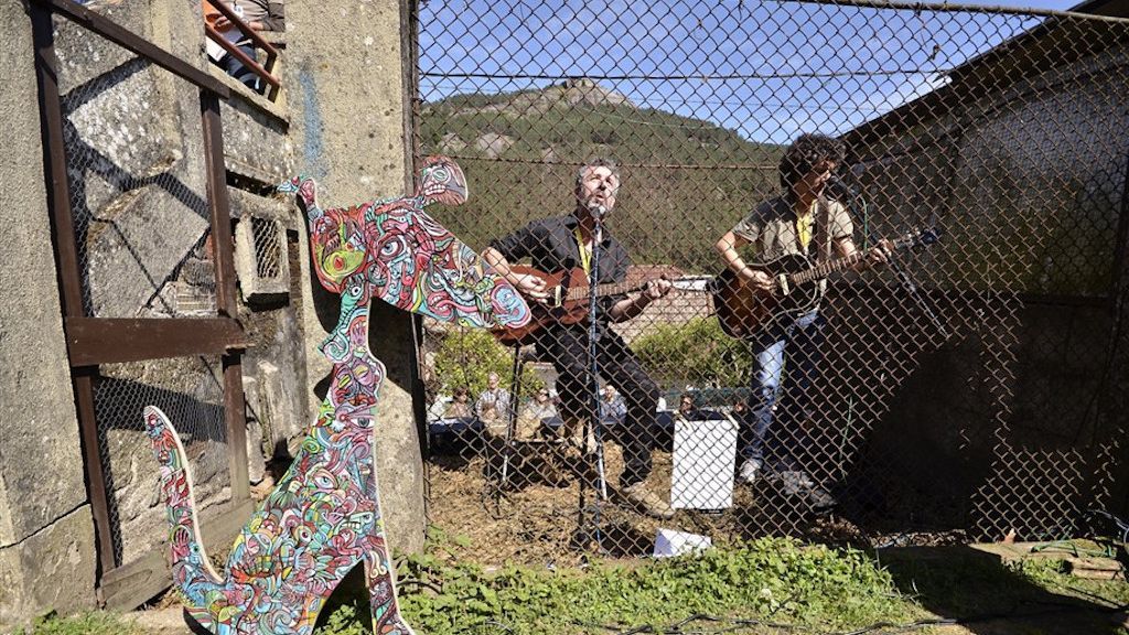 Una actuación musical en un gallinero.