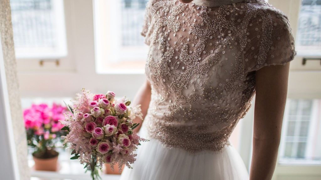 Una mujer con su vestido de novia