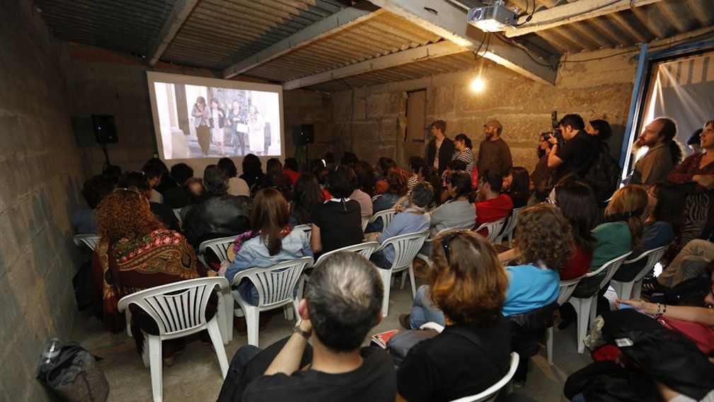 Una proyección en el galpón de una vivienda.