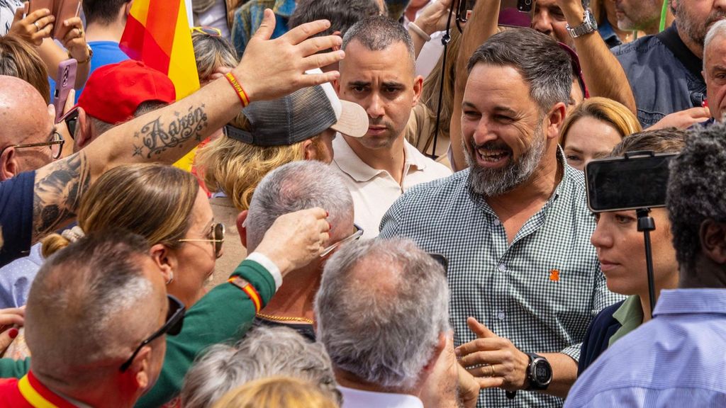 Abascal saluda a sus seguidores en un acto electoral en Palma