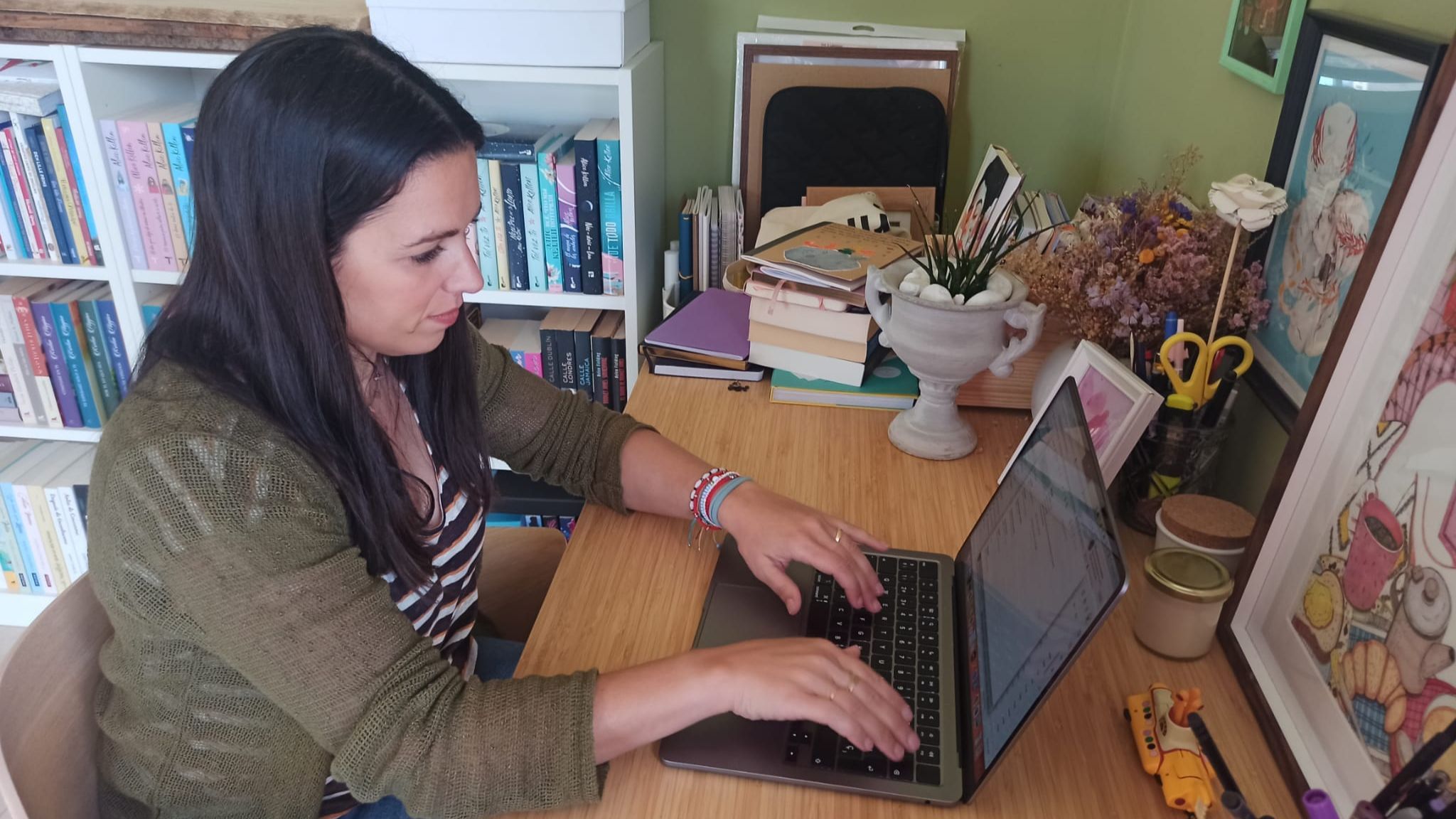 Alice Kellen en su rincón de escribir