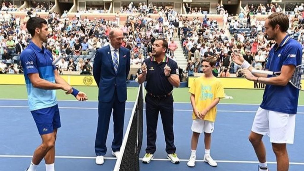 Drew Hassenbein, en el US Open de 2021 con Novak Djokovic con Daniil Medvedev