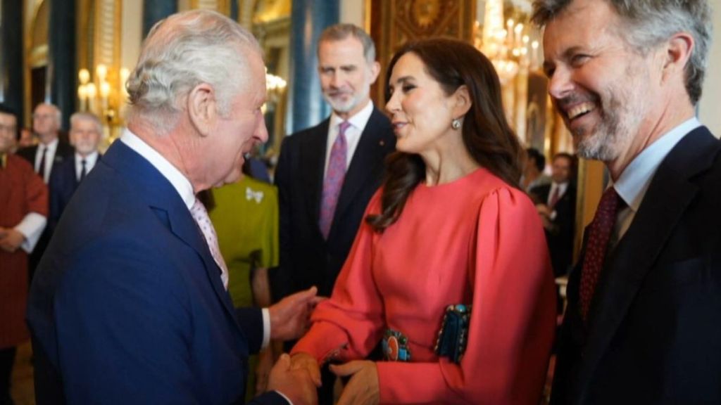 Recepción de Carlos III a los invitados más selectos a su coronación en el Palacio de Buckingham