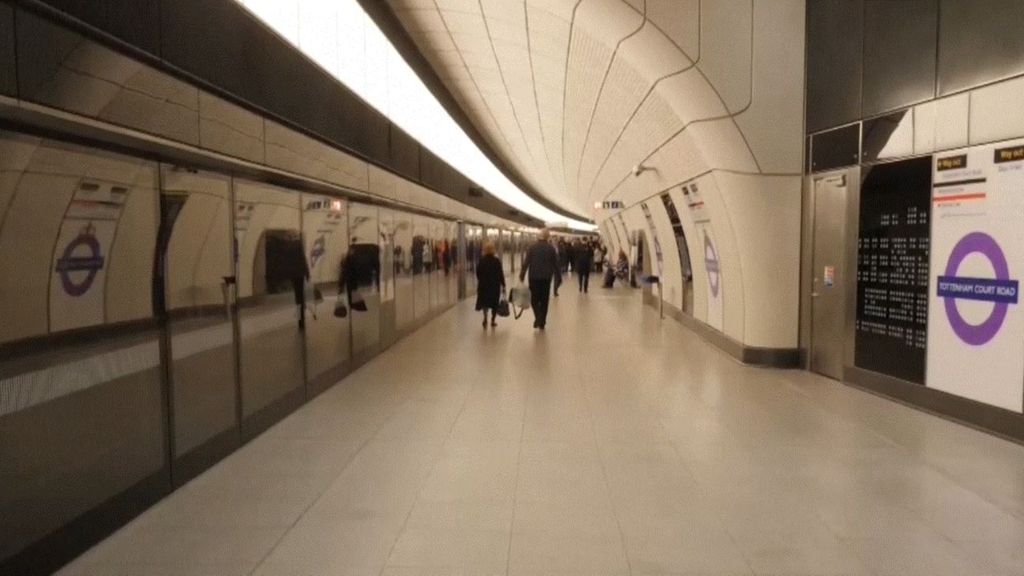 El rey Carlos y Camila dan los buenos días en el metro de Londres