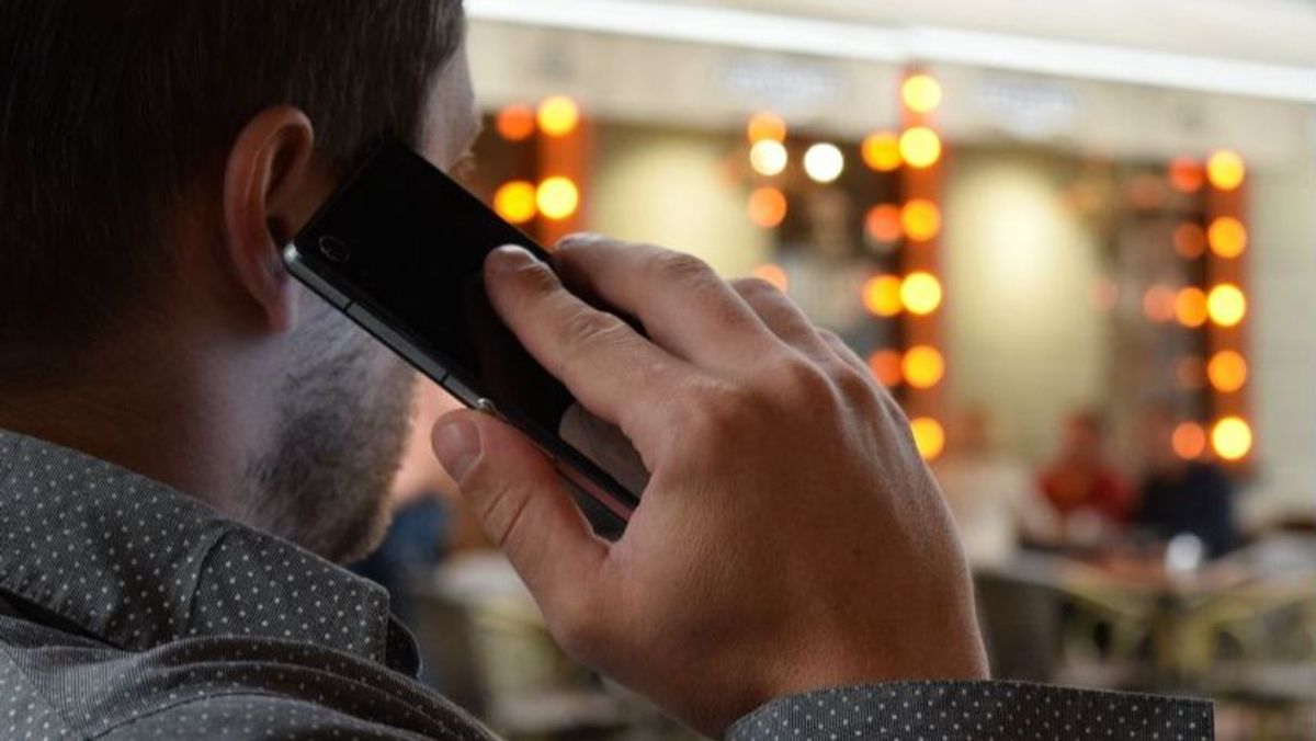 El tiempo que pasas hablando por el móvil aumenta tu riesgo de hipertensión