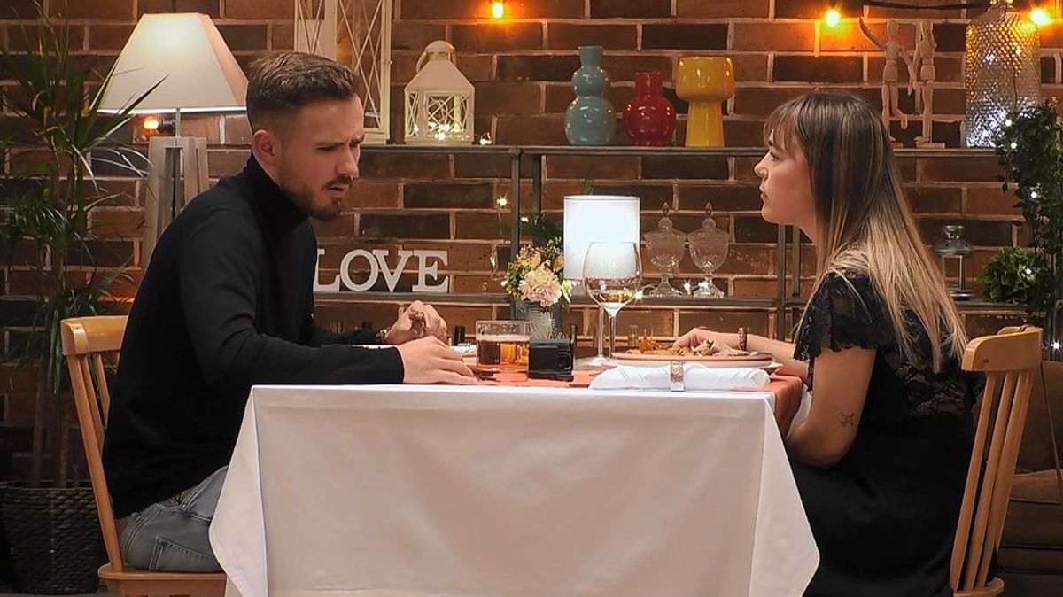 José Manuel y Marta cometen el error de pedir espaguetis en ‘First Dates’: “Soy muy cerda comiendo”