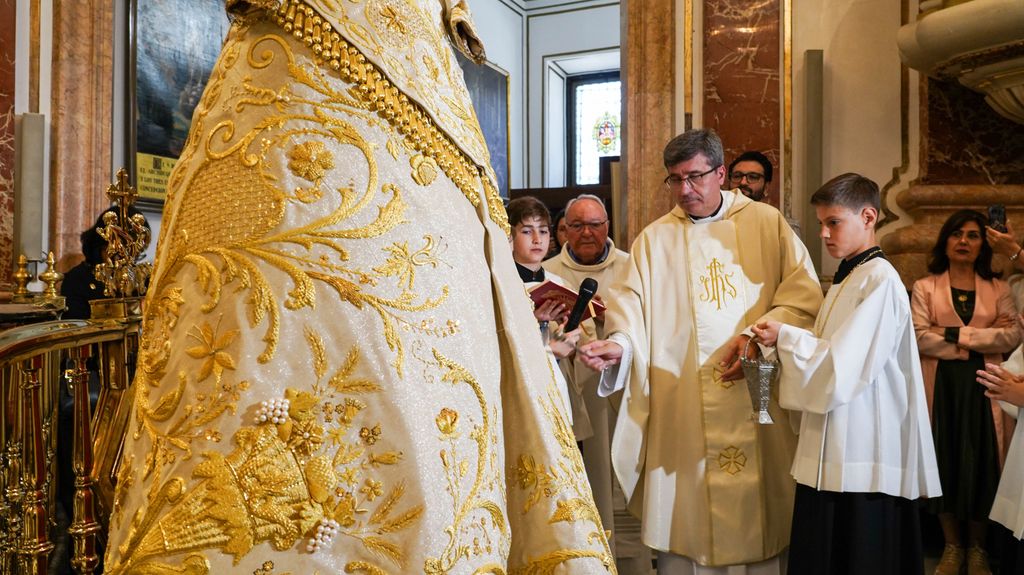 La Virgen de los Desamparados ya tiene el manto bordado por más de 12.000 valencianos