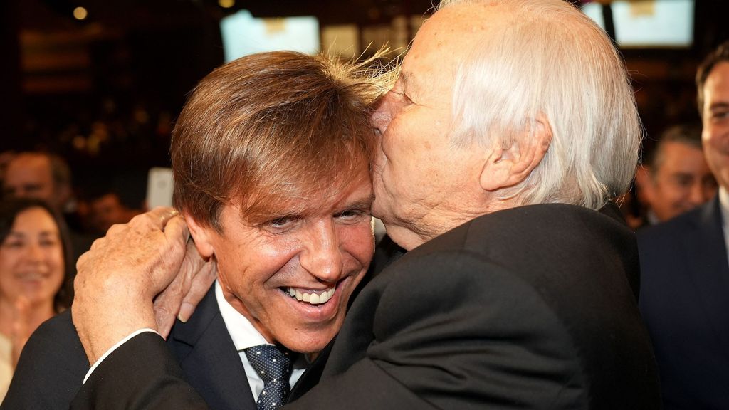 Manuel Díaz y su padre, Manuel Benítez, en una imagen de su mediático reencuentro en febrero