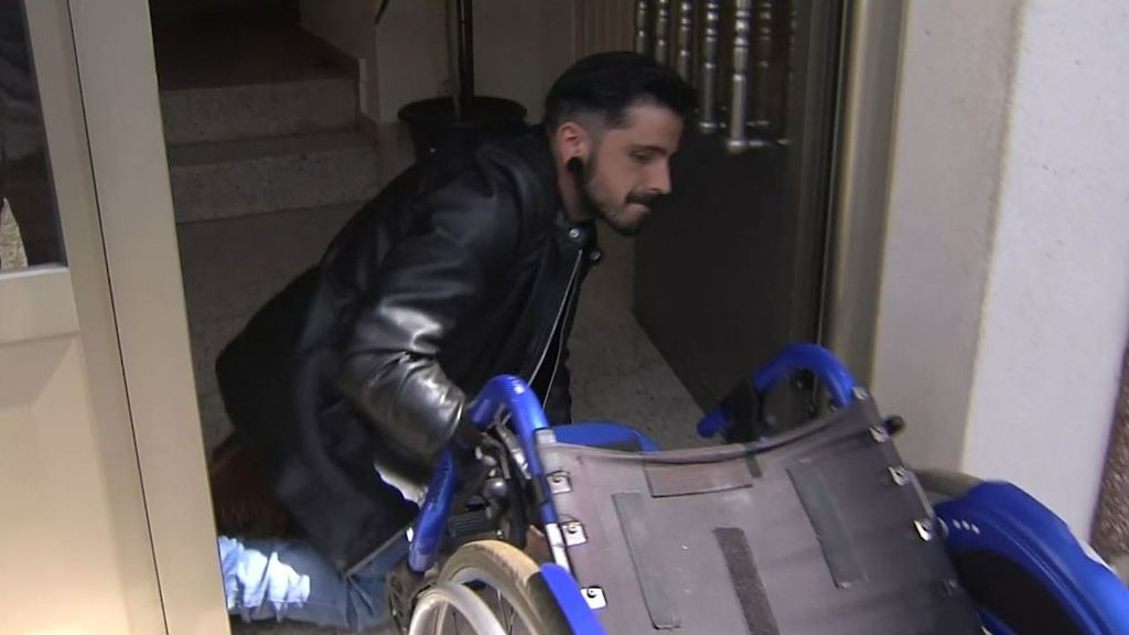 Mario, el tiktoker con espina bífida que muestra en un vídeo viral cómo tiene que gatear para subir a casa