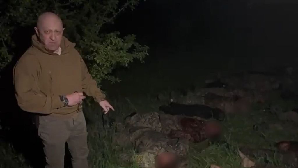 El jefe del Grupo Wagner muestra cadáveres de mercenarios rusos en Ucrania en un vídeo difundido en redes sociales.