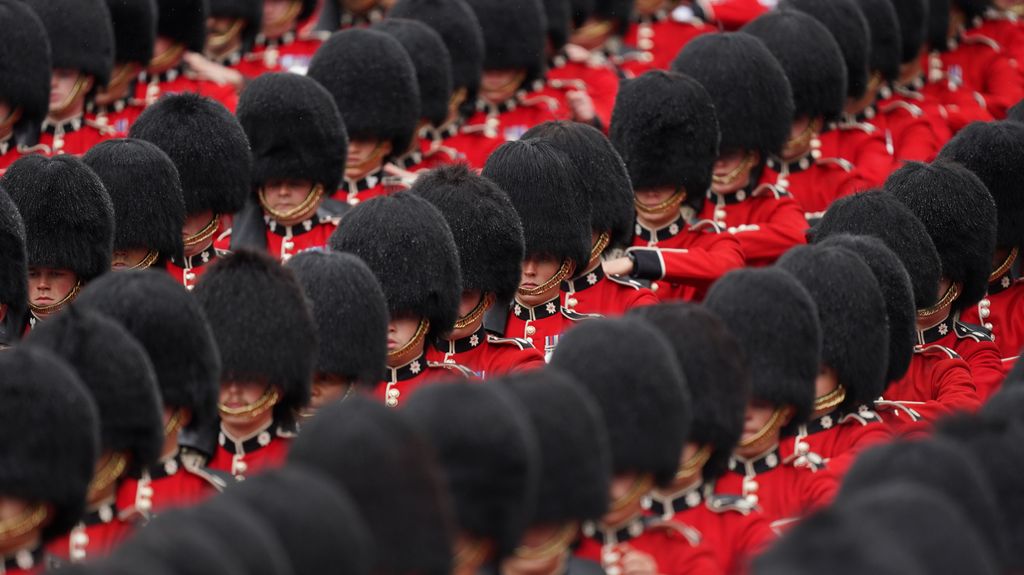 4.000 miembros de las fuerzas armadas británicas y representantes de todos los territorios de la Commonwealth marchan en Londres durante la Procesión de Coronación