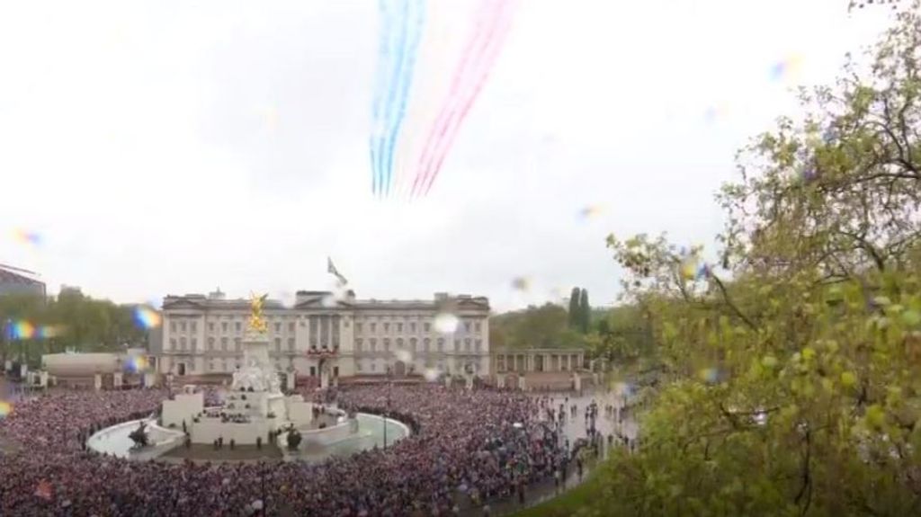 Aviones formando la bandera de Inglaterra