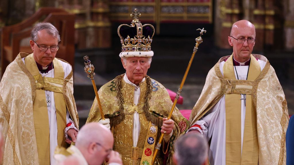 Carlos III coronado como rey de Inglaterra