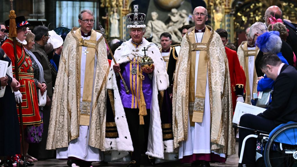 Carlos III de Inglaterra a su salida de la abadía de Westminster, una vez finalizada la ceremonia de su coronación como rey