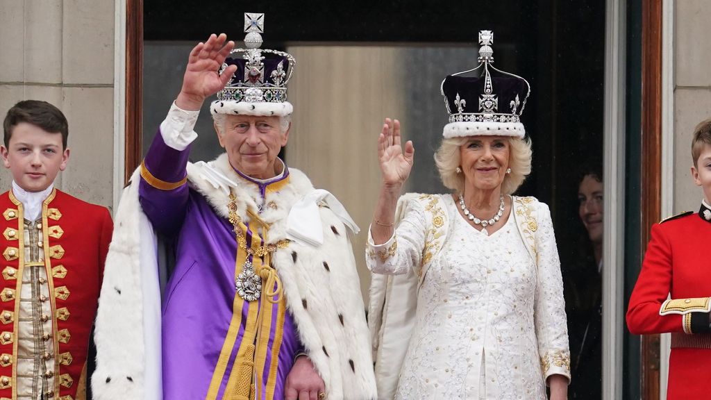 Carlos III de Inglaterra y Camila, ya coronados como reyes del Reino Unido, saludan a los miles de personas congregados en Londres desde el balcón del Palacio de Buckingham