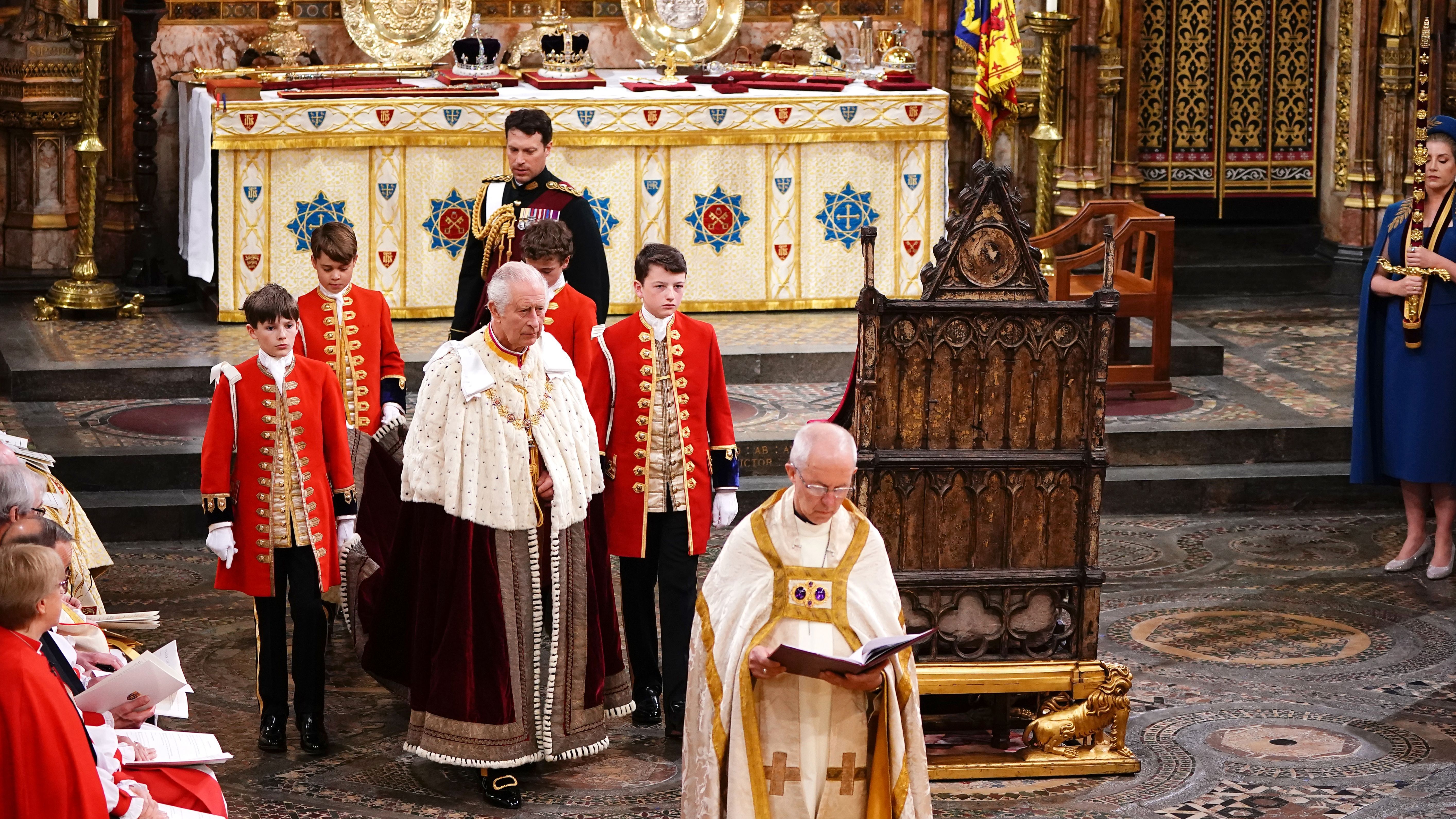 Carlos III durante su coronación