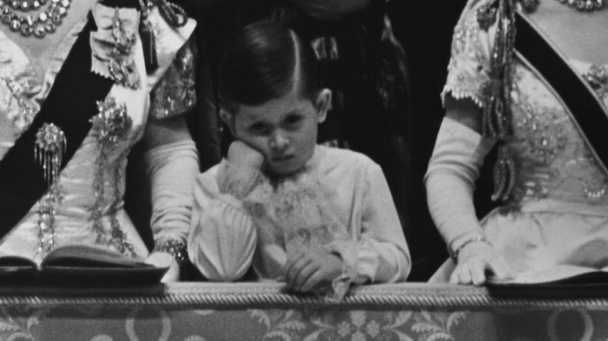 Carlos III, en la ceremonia de coronación de su madre, Isabel II.